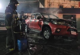 Carro entra em chamas ao lado de pátio de concessionária e uma pessoa fica ferida