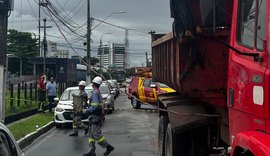 VÍDEOS: Idoso fica preso em caminhão após queda de fio de alta tensão em Maceió