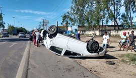 Carro capota após ser fechado por motocicleta