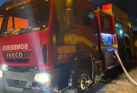 Incêndio atinge estabelecimento comercial na manhã deste domingo (22)