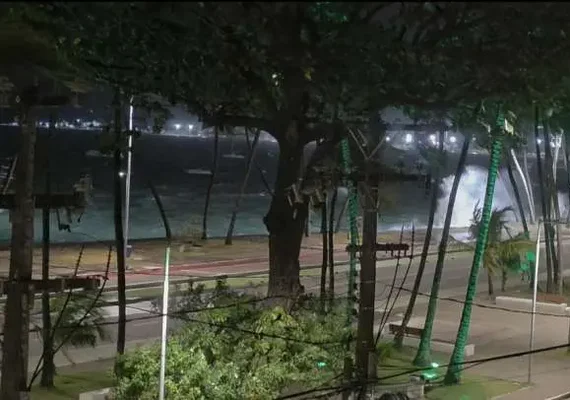 Ressaca do mar impressiona pela força e causa estragos na orla de Ponta Verde