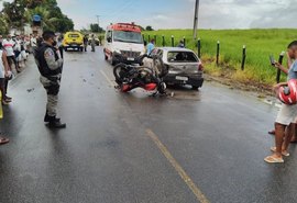 Colisão traseira entre carro e moto deixa duas pessoas feridas na AL-410, em Atalaia