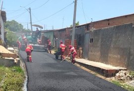 Prefeitura pavimenta ruas em residencial no Benedito Bentes