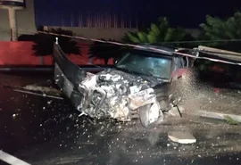 Homem morre eletrocutado após colidir carro em poste, em Arapiraca