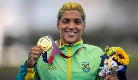 Ana Marcela Cunha conquista medalha de ouro na maratona aquática