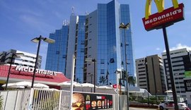 Grupo de jovens sairá fantasiado presenteando moradores de rua com fast-food