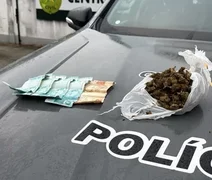 Homem é flagrado com maconha, dinheiro e balança de precisão no Poço
