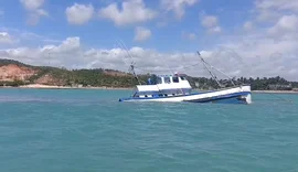 Marinha realiza ações após naufrágio de embarcação em Japaratinga