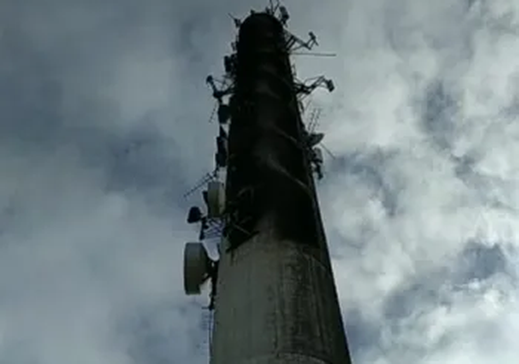 Torre de transmissão pega fogo durante madrugada