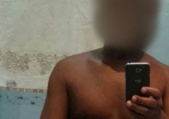 'Selfie' de padre nu vaza na internet e religioso é afastado