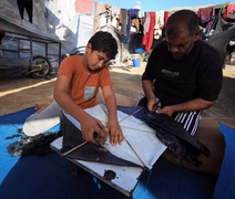 Crianças em Gaza são proibidas de soltar pipas após ameaça de Israel