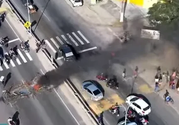 Moradores bloqueiam AL-101 Sul em protesto por falta d’água em Marechal Deodoro