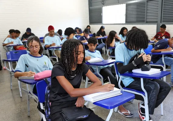 Lei que regulamenta celulares nas escolas amplia participação dos estudantes