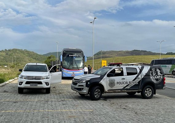 Jovem é presa com 18 kg de maconha dentro de ônibus em União dos Palmares