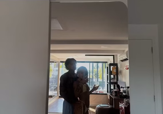 MC Cabelinho surge com outra dias após término com musa da Viradouro