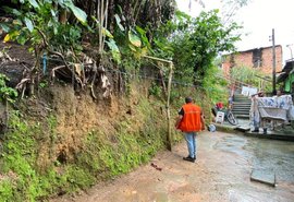 Deslizamento de barreira atinge três casas no bairro do Feitosa, em Maceió