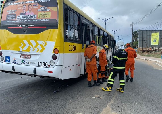 Acidente entre moto e ônibus deixa um morto e outro gravemente ferido