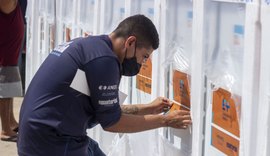 Moradores da Vila dos Pescadores, em Maceió, são beneficiados com geladeiras novas