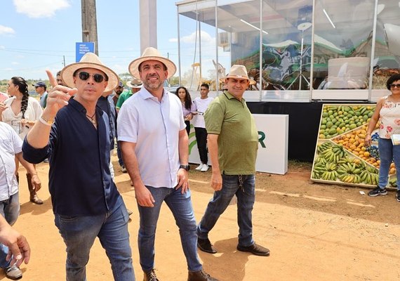 Dantas visita maior feira agropecuária de Sergipe e estreita parceria entre os estados