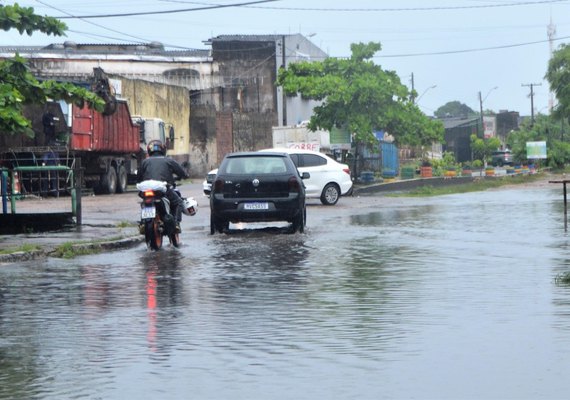 Fortes chuvas deixam ruas completamente alagadas em Maceió; veja vídeos