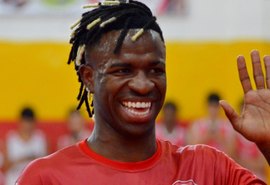 Vini Jr. bate bola em colégio que estudou quando criança; confira