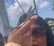 Mulher agride estudante com tesoura durante protesto contra Bolsonaro em Maceió