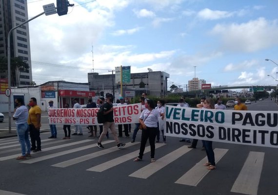 Rodoviários da Veleiro bloqueiam a faixa azul na Fernandes Lima