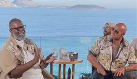 The Rock canta clássico de Zeca Pagodinho com Péricles em visita no Brasil