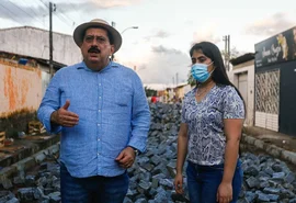 Obras no conjunto Cruzeiro do Sul recebem fiscalização do prefeito