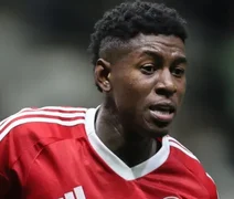 Vitão assina com o Flamengo e será apresentado após retorno de diretor