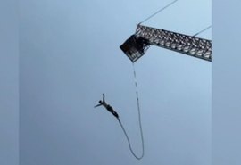 Turista sobrevive a queda de bungee jump após corda arrebentar; veja o vídeo