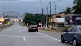 Vídeo mostra motorista de BMW fugindo sem prestar socorro após atropelar ciclistas em Marechal Deodoro
