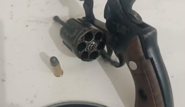 Homem é preso com arma após ameaçar divulgar conteúdo íntimo da ex