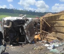 Colisão entre carretas deixa homem gravemente ferido em Campo Alegre