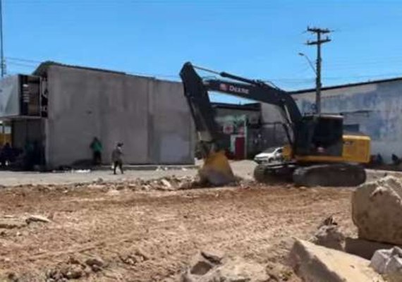 Prefeitura de Maceió inicia demolição de terminal de ônibus na Levada para obras do novo Mercado da Produção