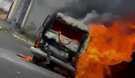 Kombi é destruída por incêndio no centro de Delmiro Gouveia