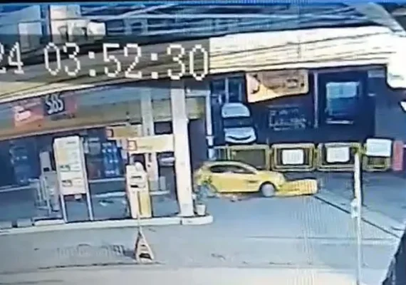 VÍDEO: Carro invade posto de combustível e derruba bomba, em Arapiraca