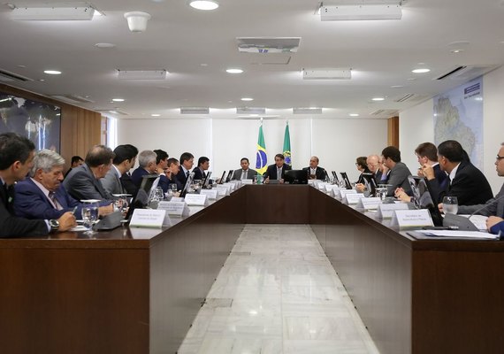 Bolsonaro assina Projeto de Lei Anticrime