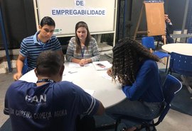 Sine Maceió orienta jovens maceioenses sobre currículos