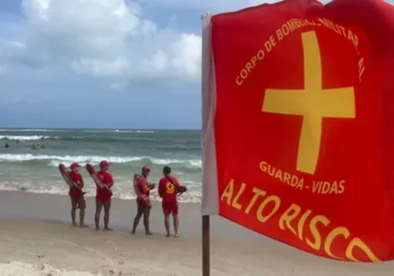 Seis resgates em 30 minutos: Guarda-vidas evitam nova tragédia no Francês, em Alagoas