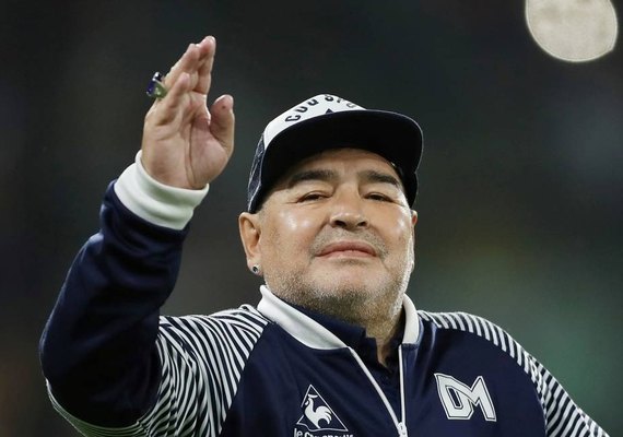 Maradona fica em observação após cirurgia cerebral