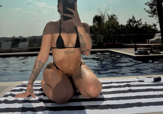 MC Mirella deixa internet em chamas com novo bumbum e prótese de 330 ml