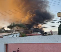 Incêndio atinge galpão abandonado no bairro de Mangabeiras, em Maceió