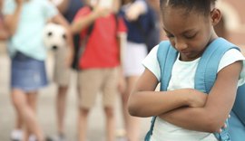 Menina de 4 anos tem braço quebrado e é alvo de racismo em escola