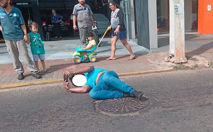Motociclista é derrubado por carro e mesmo estirado tira selfie