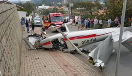 Avião monomotor cai no Vale do Itajaí e deixa dois feridos