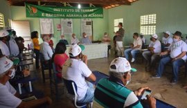 Documento que garante direitos à agricultores é entregue em Delmiro Gouveia