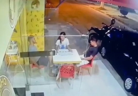Adolescentes são autuados por roubo em restaurante na Pajuçara; veja o vídeo