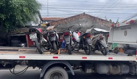 PM prende dupla com moto furtada, drogas e munição em Maceió