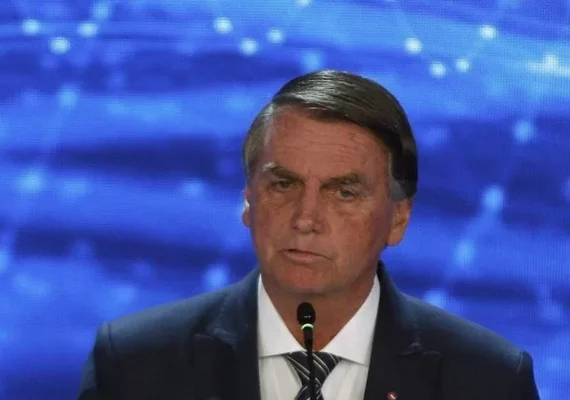 Bolsonaro ataca Vera Magalhães durante debate: 'Vergonha para o jornalismo'